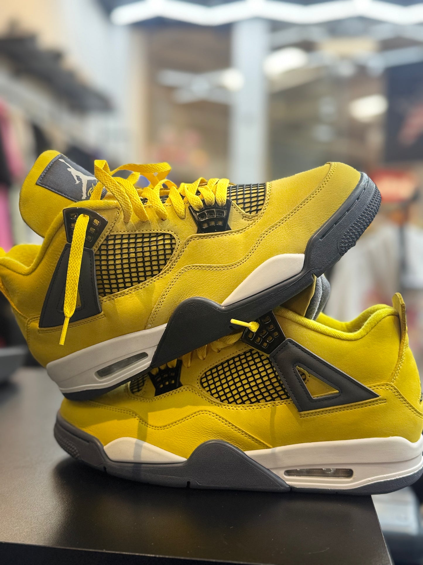 Used Jordan 4 “Lightning”