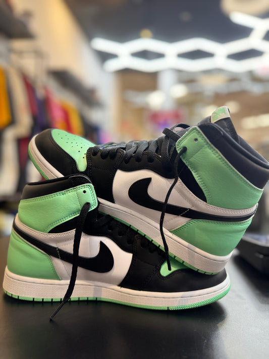 Used Jordan 1 “Green Glow”