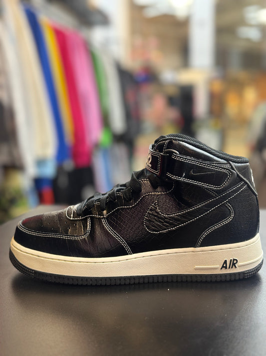 Used Nike Air Force 1 Mid
Our Force